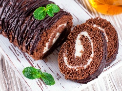 Швейцарско шоколадово руло - сладкиш със сметанов пълнеж, бял шоколад и шоколадова глазура - снимка на рецептата